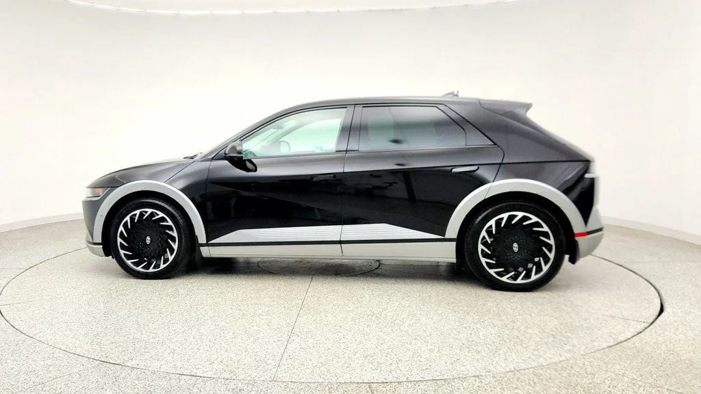 Used 2024 Abyss Black Hyundai Limited AWD Long Range image 8