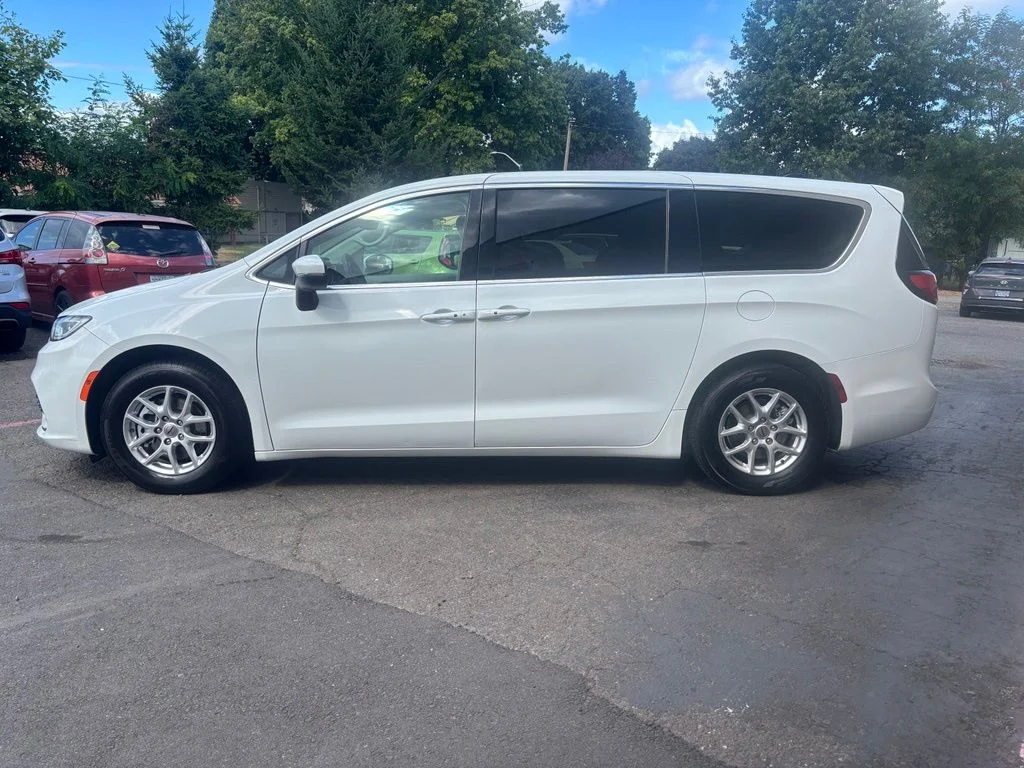 Used 2023 Bright White Clearcoat Chrysler Touring L image 10