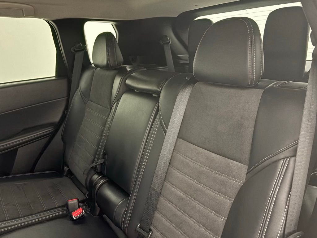 Used 2025 Gray Mitsubishi SE image 28