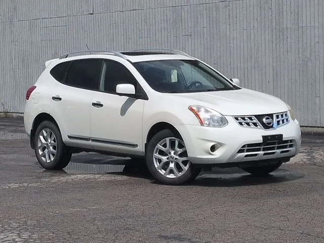 Used 2013 White Nissan SL image 12