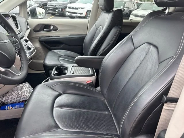 Used 2023 Silver Mist Clearcoat Chrysler Touring L image 10