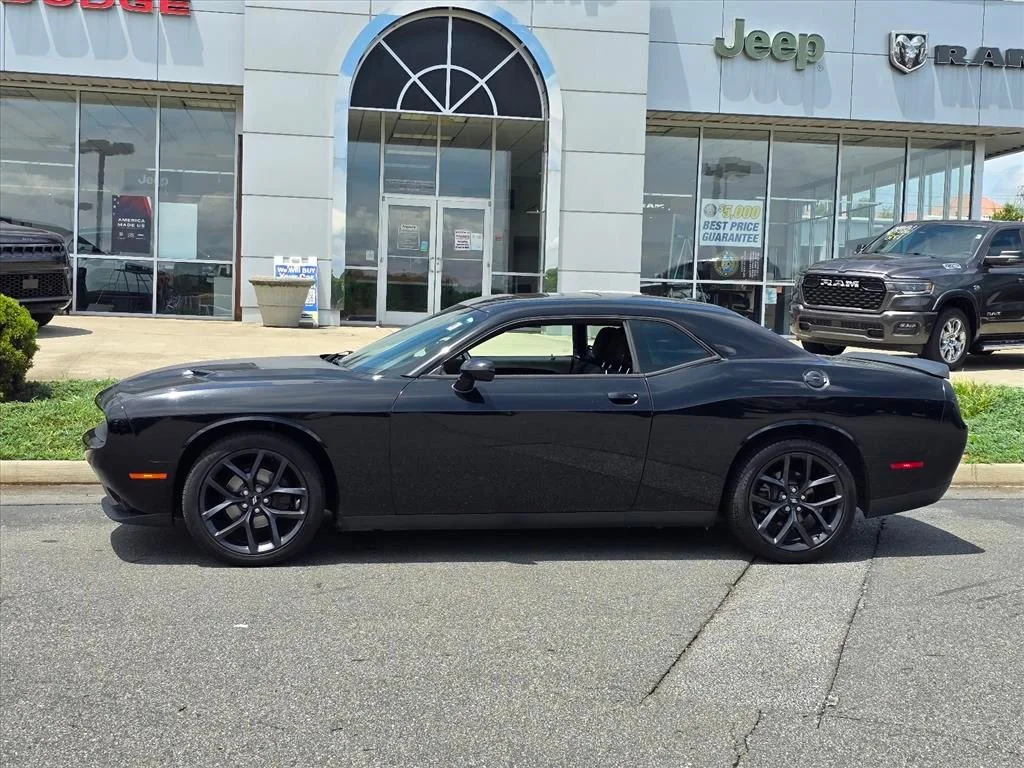 Used 2019 Black Dodge SXT image 23