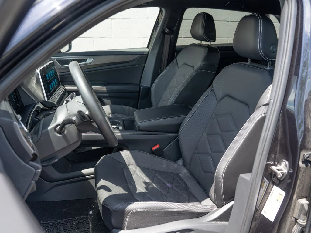 Used 2024  Volkswagen 2.0T SE image 5