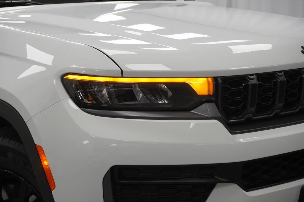 New 2026 Bright White Clear-Coat Exterior Paint Jeep Altitude image 5