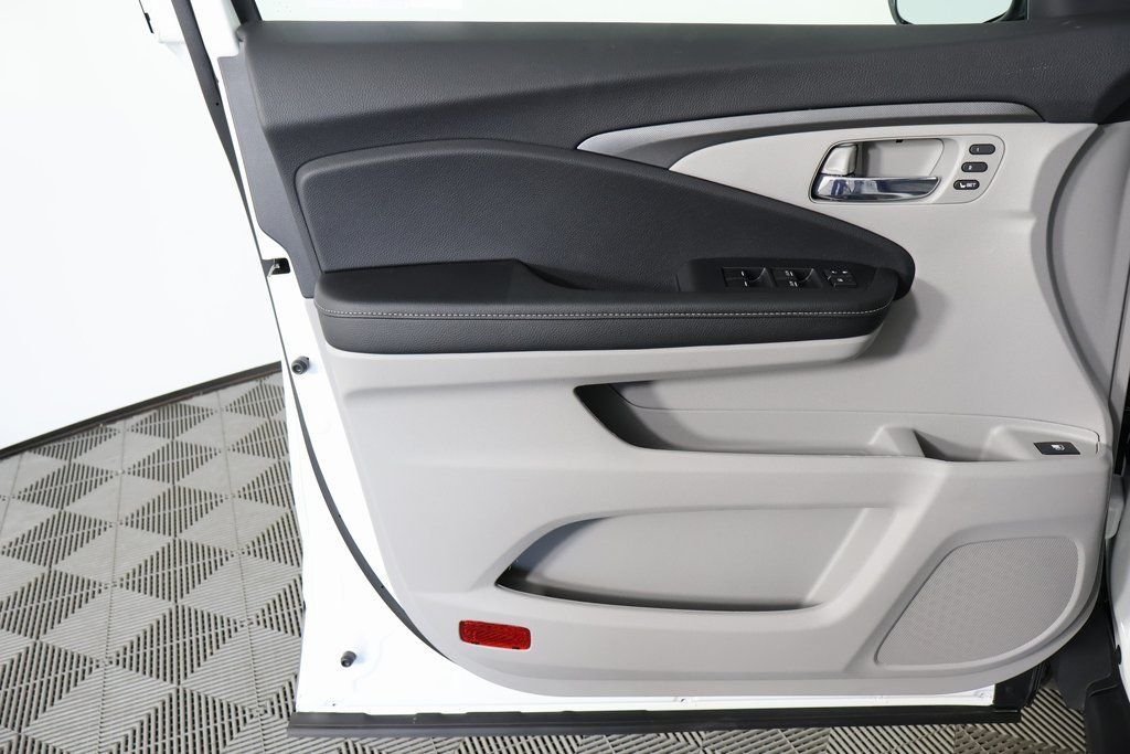 New 2026 Platinum White Pearl Honda RTL image 7