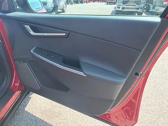 Used 2023 Runway Red Kia Wind image 8