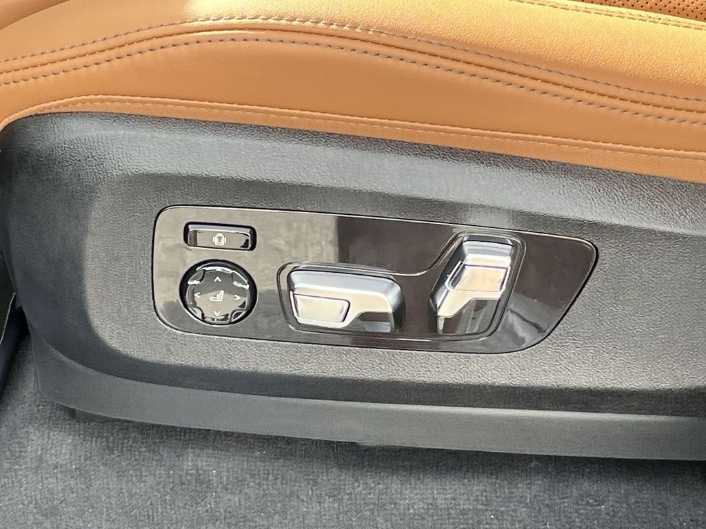 Used 2027 Blue BMW xDrive40i image 12