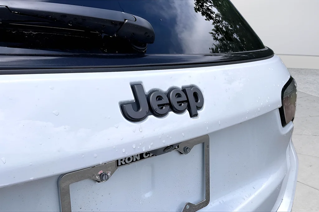 New 2026 Bright White Clearcoat Jeep Latitude image 16