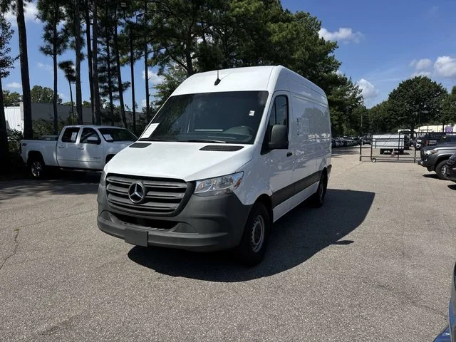 Used 2022  Mercedes-Benz Cargo 144 WB image 4