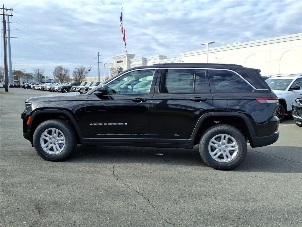 Used 2025 Diamond Black Crystal Pearlcoat Jeep Laredo image 15