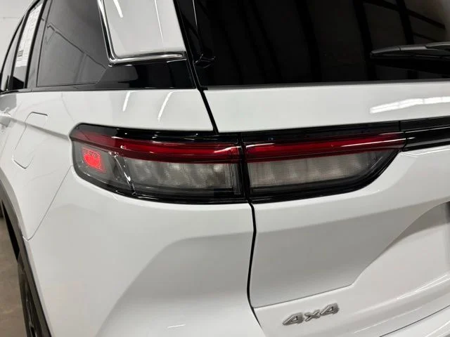 Used 2025 White Jeep Laredo X image 7