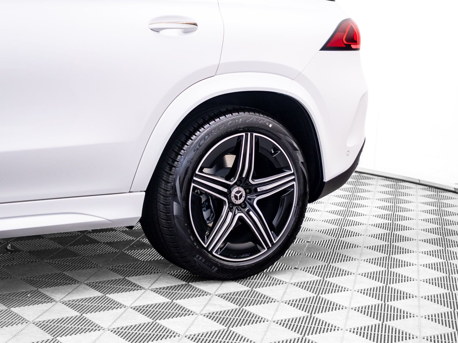 New 2027 Polar White Mercedes-Benz GLE 450 image 37