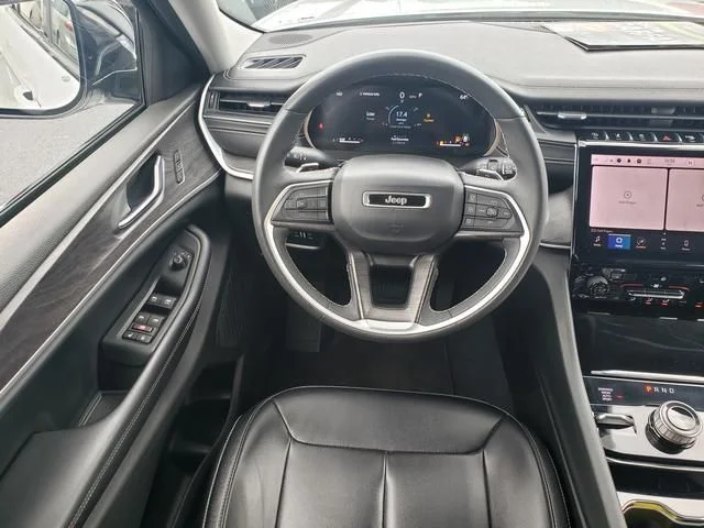 Used 2023  Jeep Limited image 16