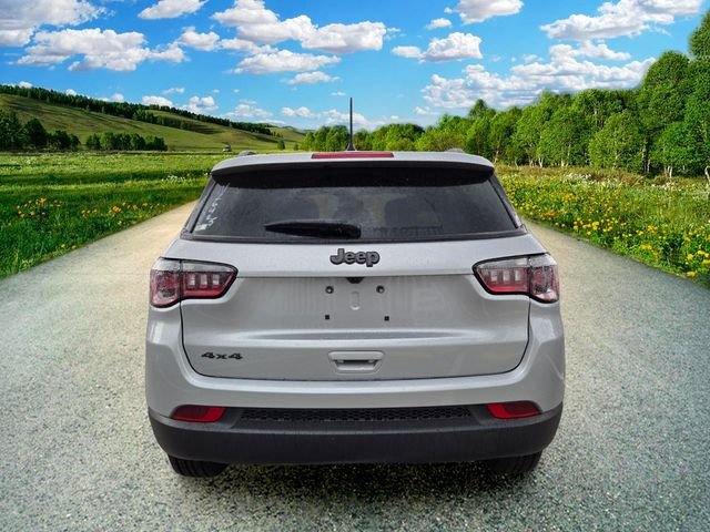 New 2026 Silver Zynith Metallic Clear-Coat Exterior Paint Jeep Latitude image 5