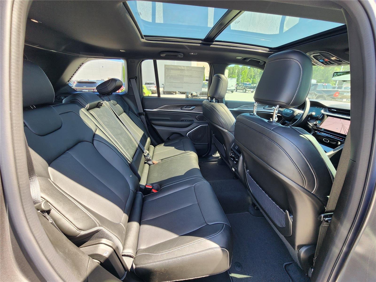 New 2026 Baltic Gray Metallic Clear-Coat Exterior Paint Jeep Limited Reserve image 8