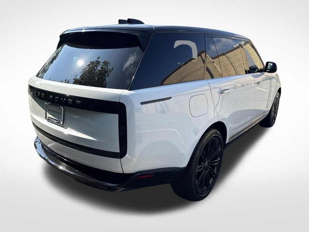 Used 2024 White Land Rover SE image 5