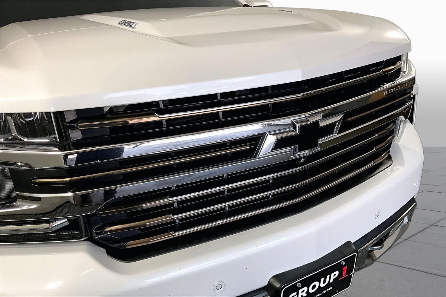 Used 2019 Iridescent Pearl Tricoat Chevrolet High Country image 29