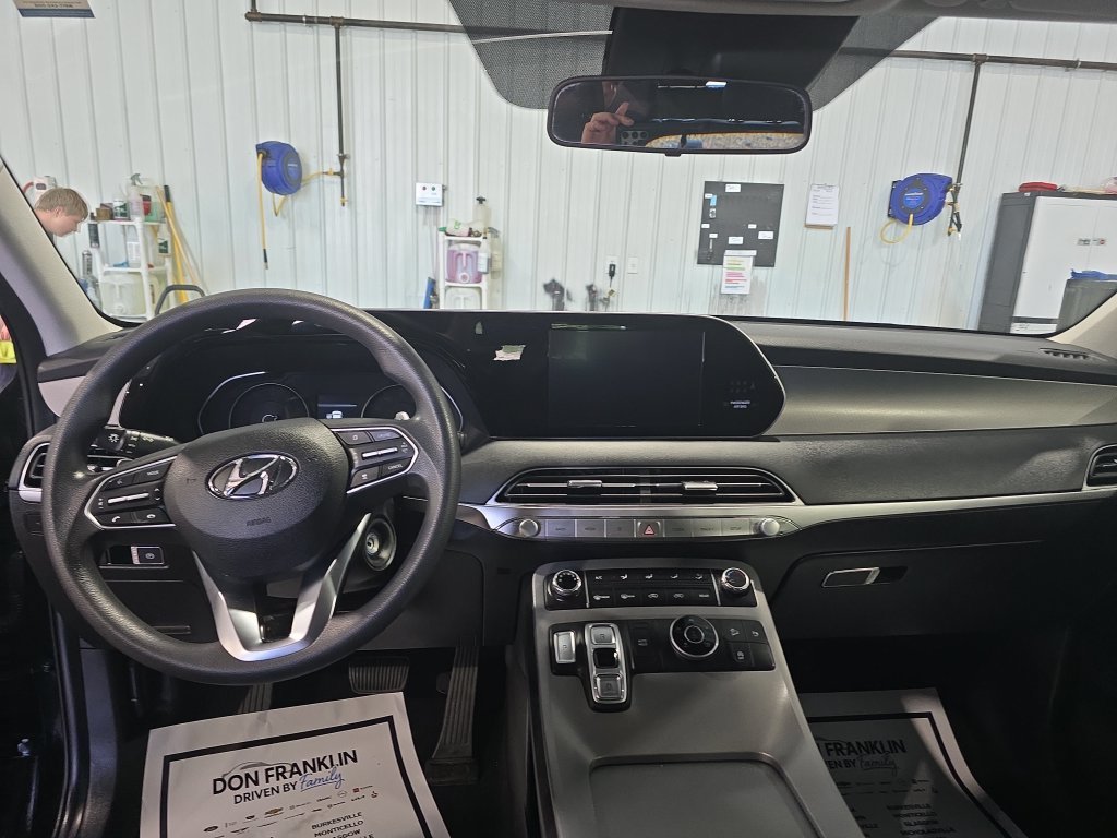 Used 2022 Black Hyundai SE image 15