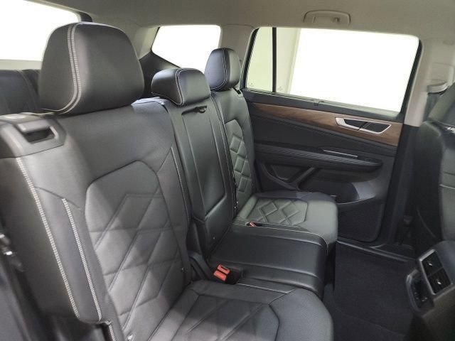 Used 2024 Platinum Gray Metallic Volkswagen 2.0T SE w/Technology image 16