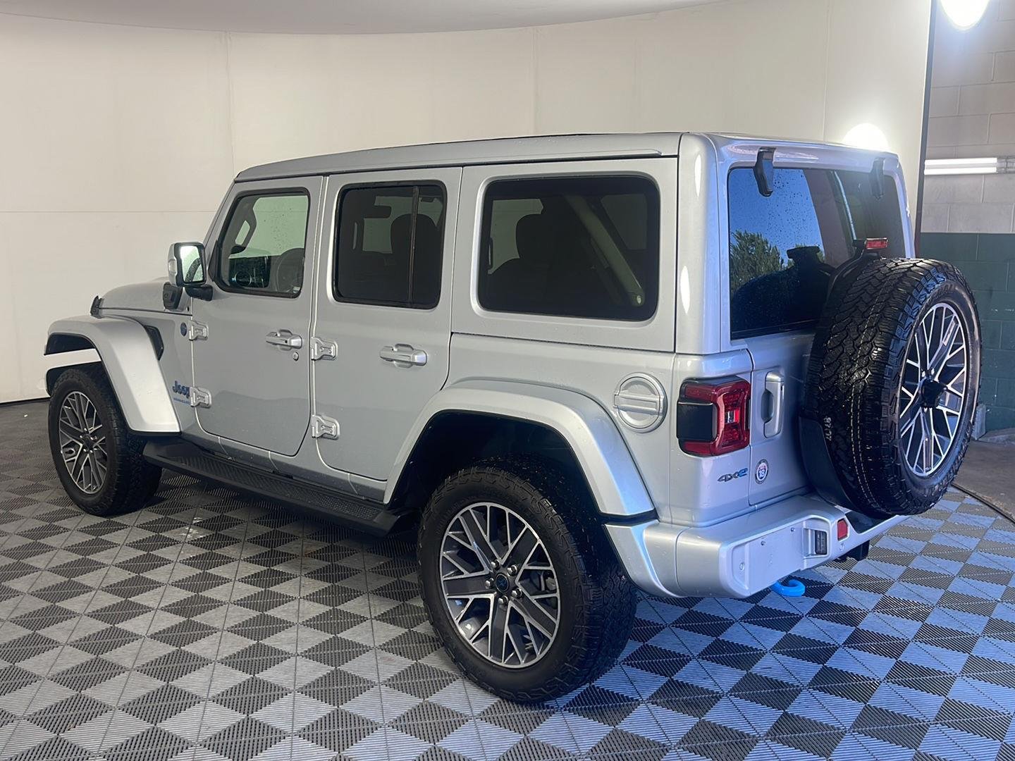 Used 2024 Silver Zynith Clearcoat Jeep High Altitude image 14