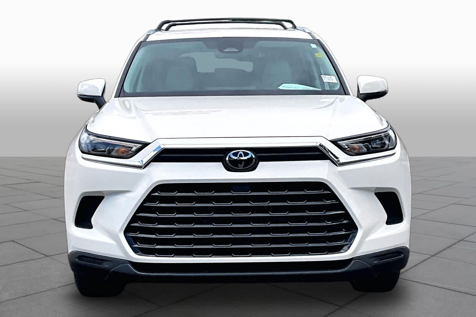 Used 2024 Coastal Cream Toyota XLE image 4