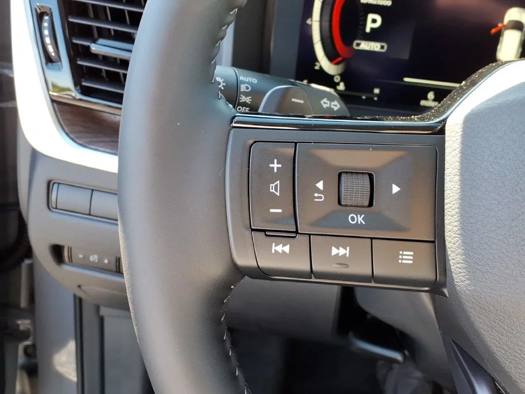 New 2026 Boulder Gray Pearl / Super Black Two-tone Nissan Platinum image 18