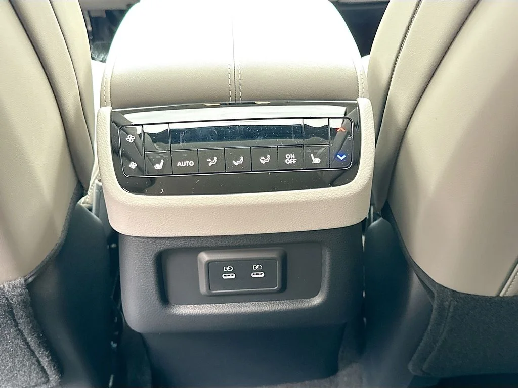 New 2027 RADIANT WHITE INFINITI Luxe FWD image 27