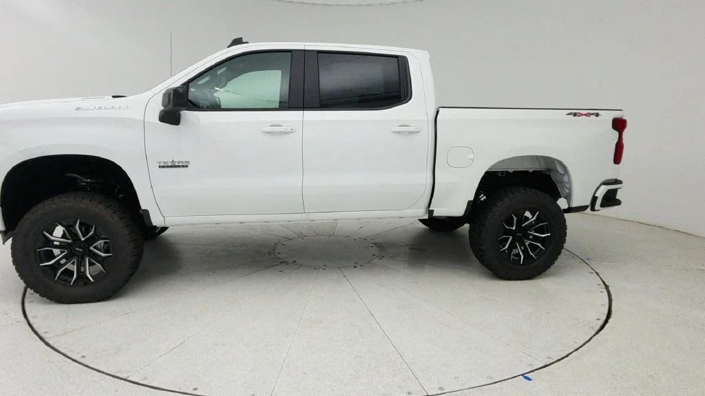 New 2026 Summit White Chevrolet RST image 4