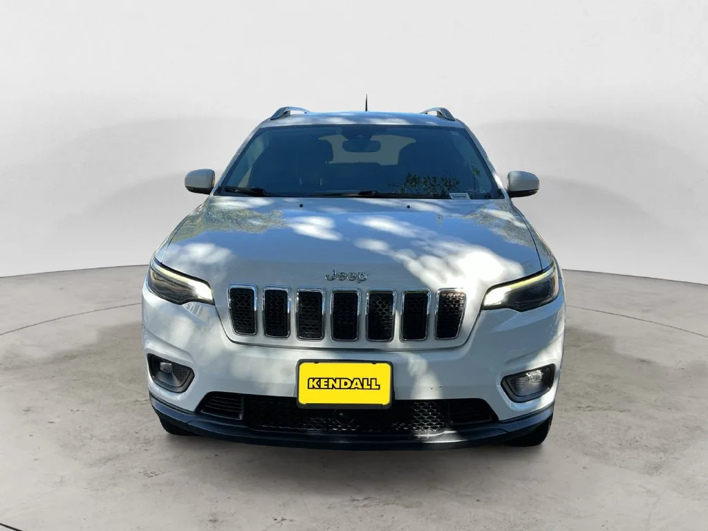 Used 2021 White Jeep Latitude Lux image 2