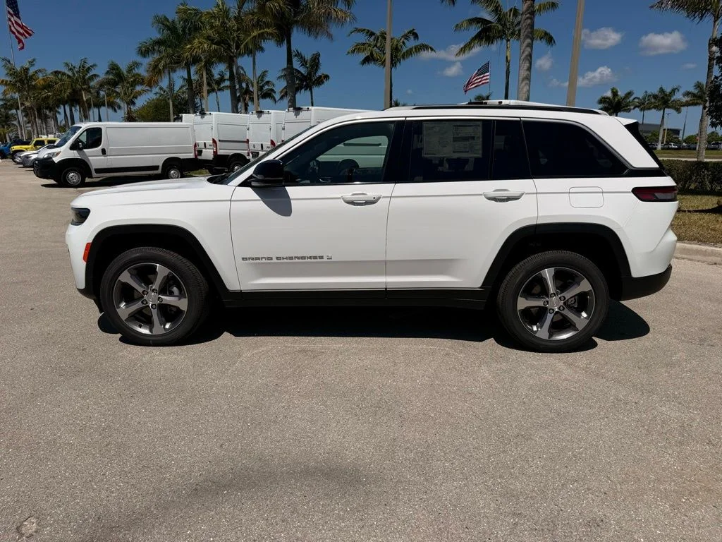 New 2026 Bright White Clear-Coat Exterior Paint Jeep Limited image 7
