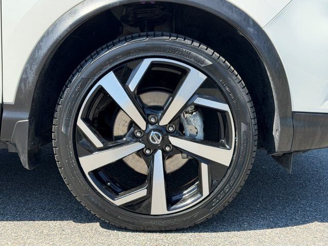 Used 2022 White Nissan SL image 30