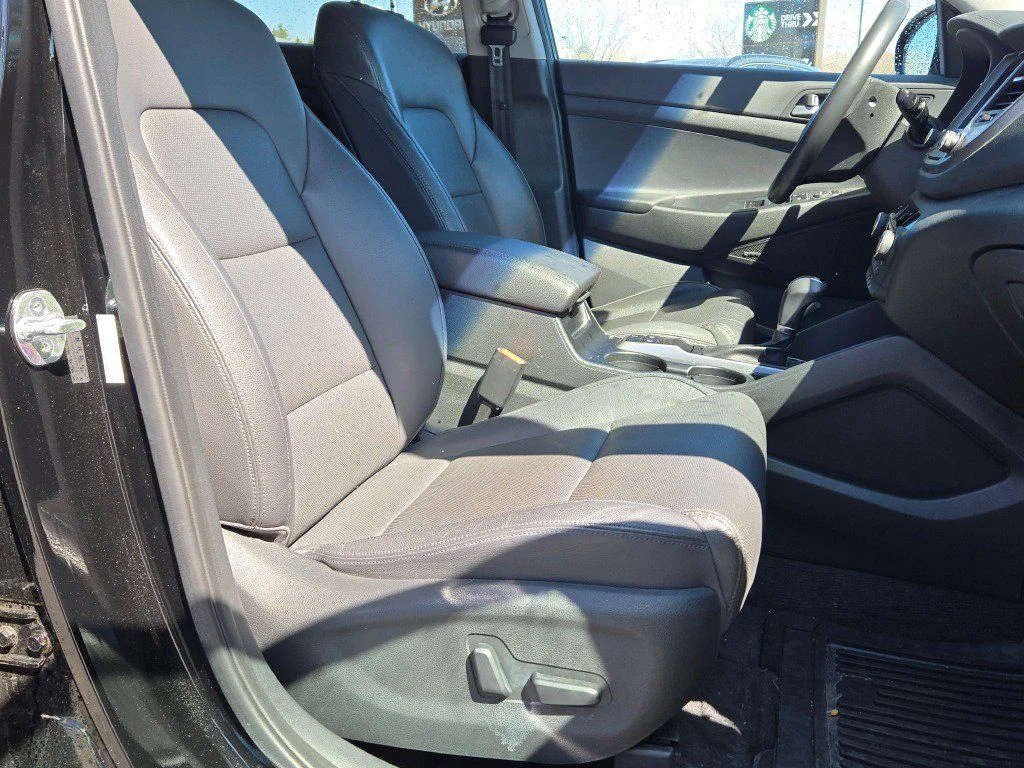 Used 2017 Black Hyundai SE Plus image 6
