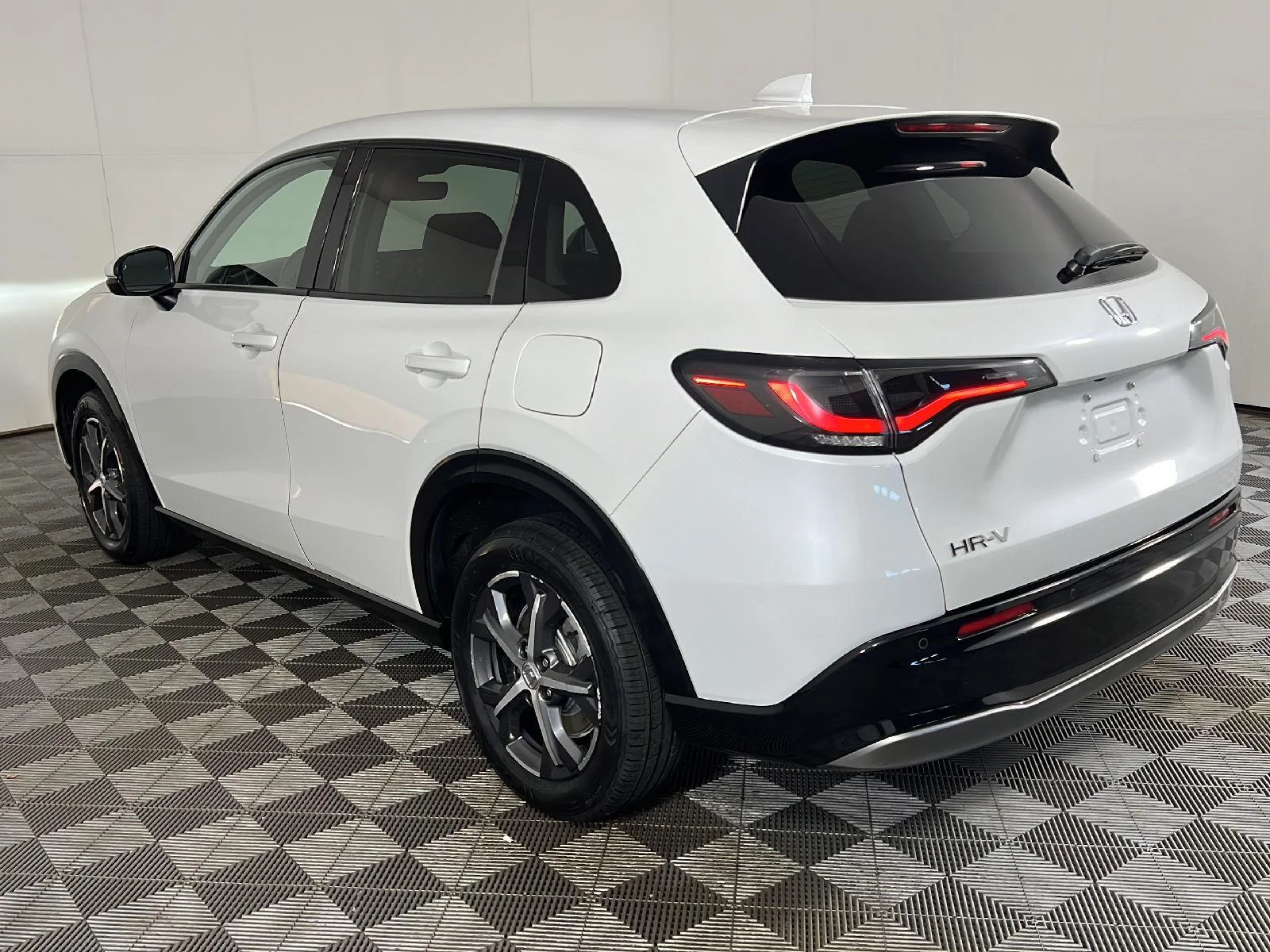 Used 2023 Platinum White Pearl Honda EX-L image 18