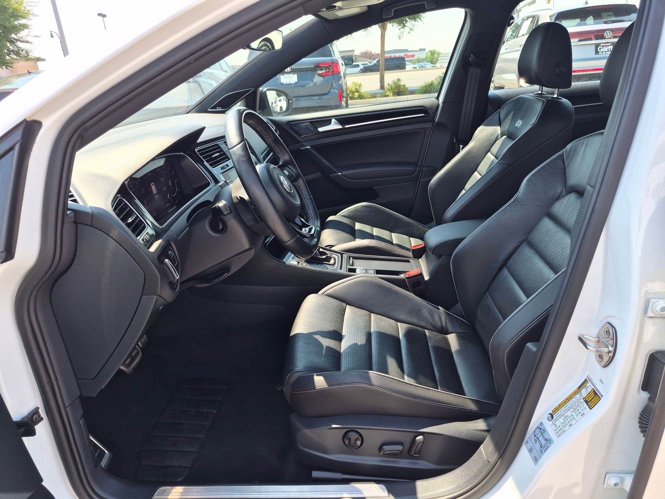 Used 2019 Oryx White Pearl Volkswagen DCC & Navigation 4Motion image 15