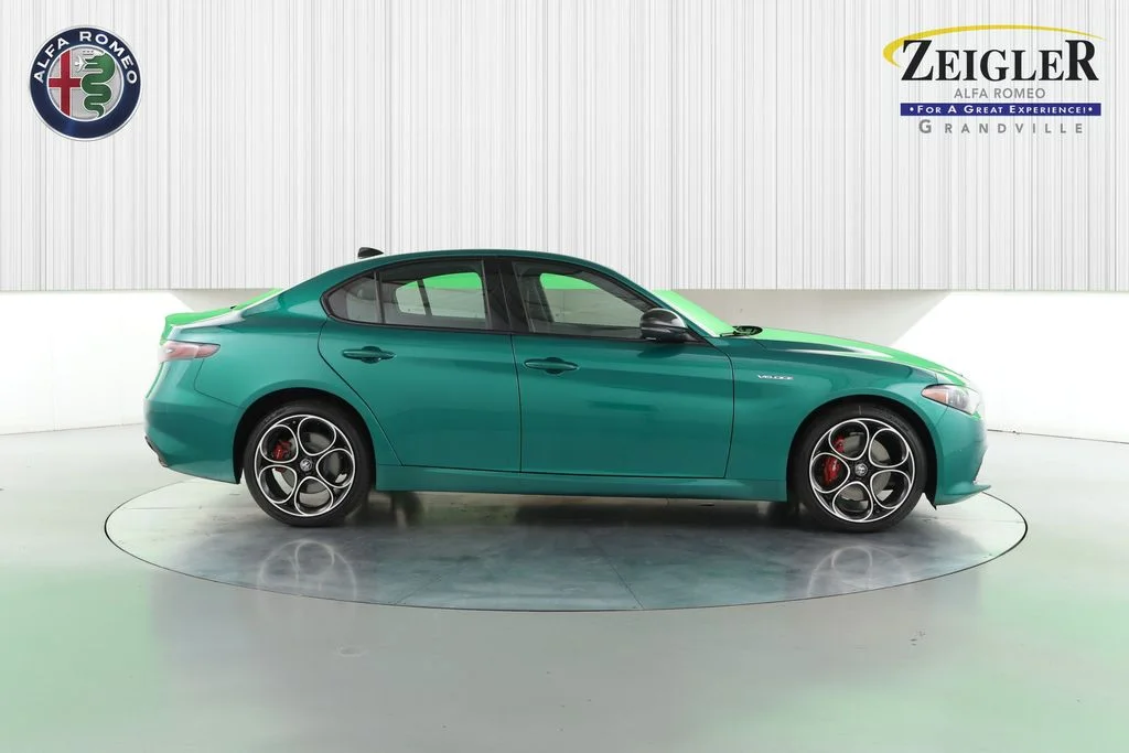 New 2025 Verde (Green) Fangio MetallicExterior Paint Alfa Romeo Veloce image 4