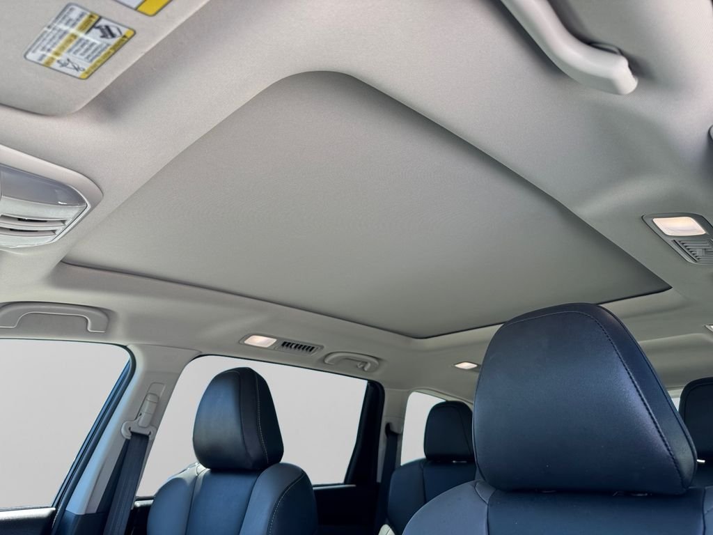 Used 2025 Crystal White Pearl Subaru Onyx Edition image 19