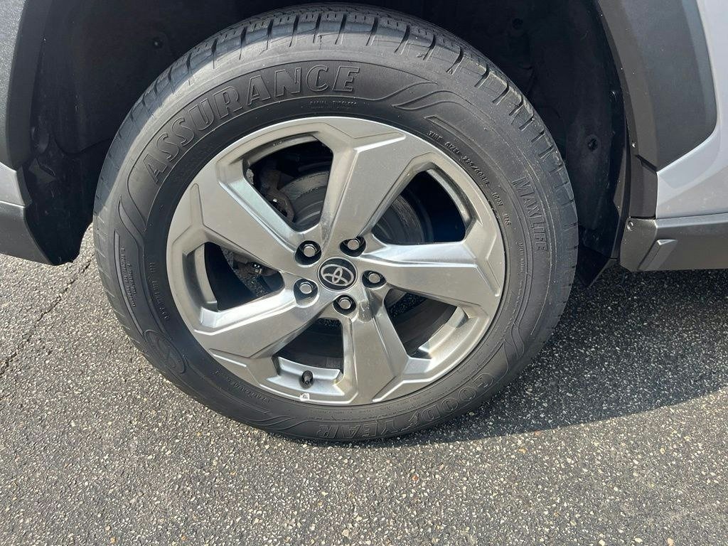 Used 2021 Silver Toyota XLE Premium image 29