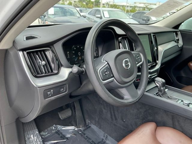 Used 2019 White Volvo T5 Momentum image 30