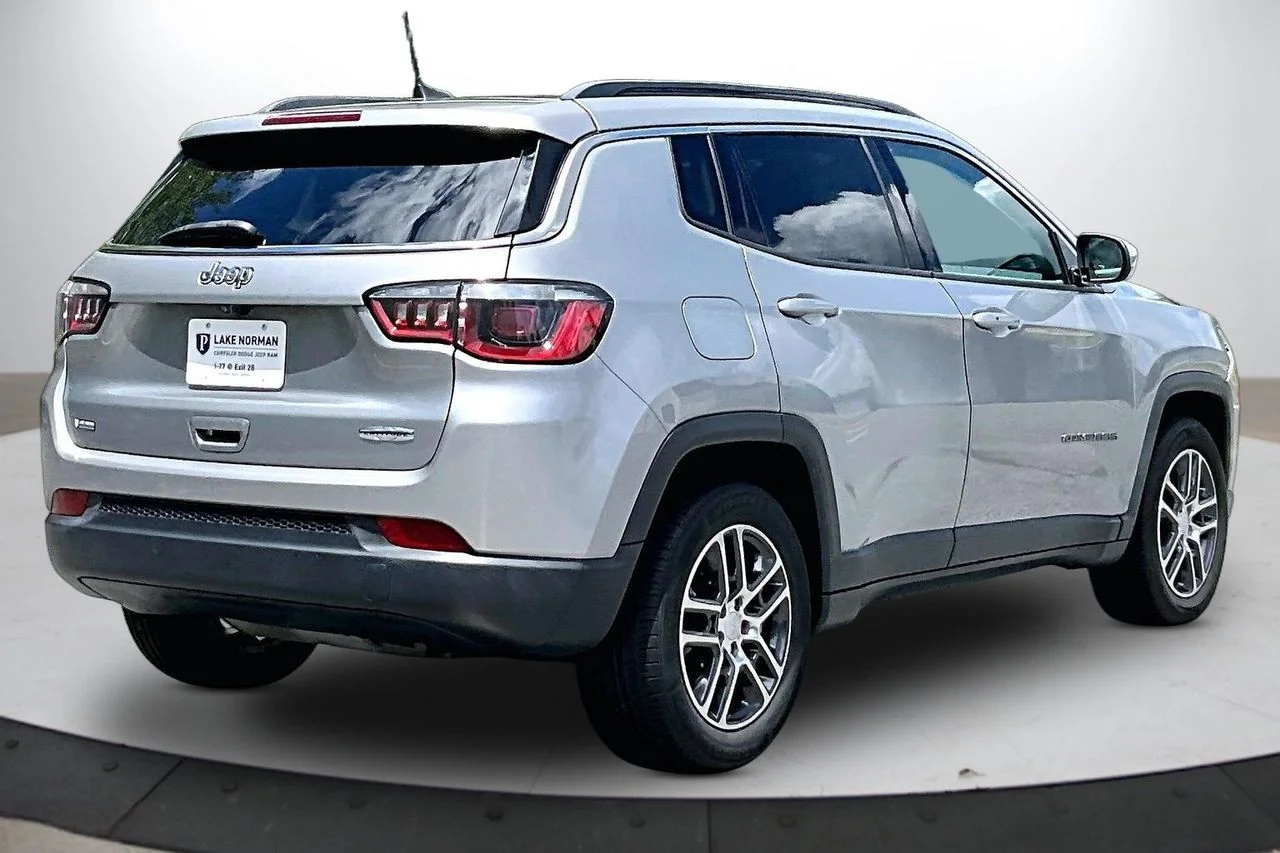 Used 2019 Silver Jeep Latitude image 9