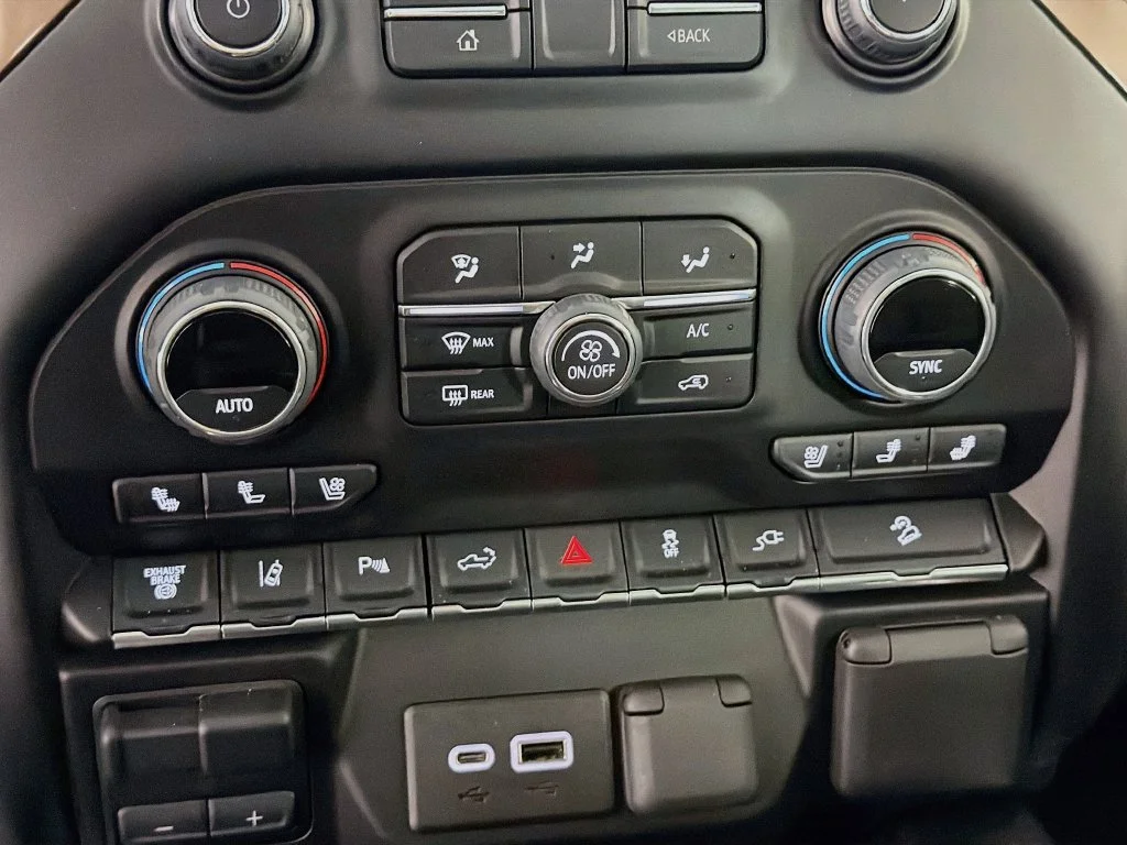 Used 2022 White Chevrolet High Country image 17
