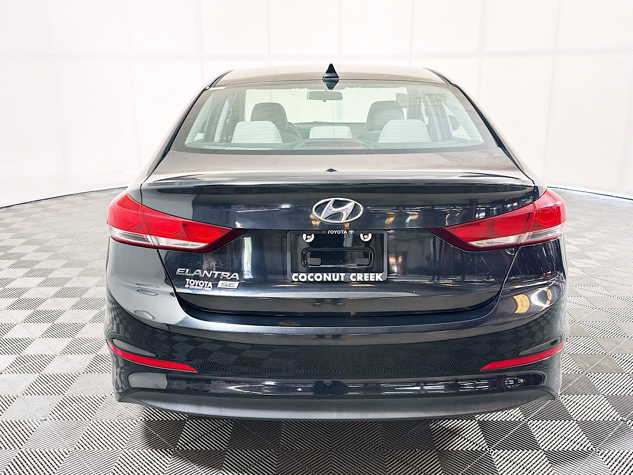 Used 2018 Phantom Black Hyundai SE image 4