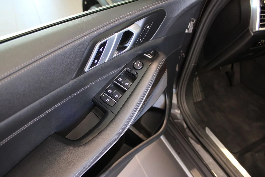 Used 2023 Gray BMW xDrive40i image 30