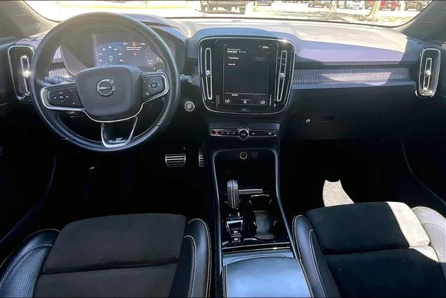 Used 2020 Blue Volvo R-Design image 15