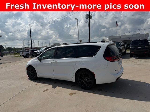 Used 2025 Bright White Clearcoat Chrysler Limited image 4