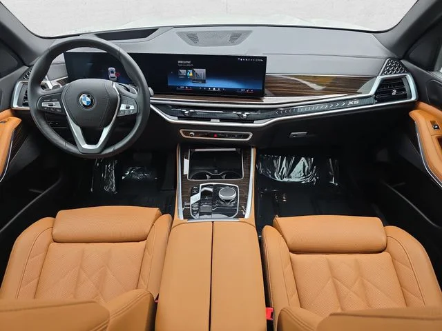 Used 2025 White Metallic BMW xDrive40i image 9