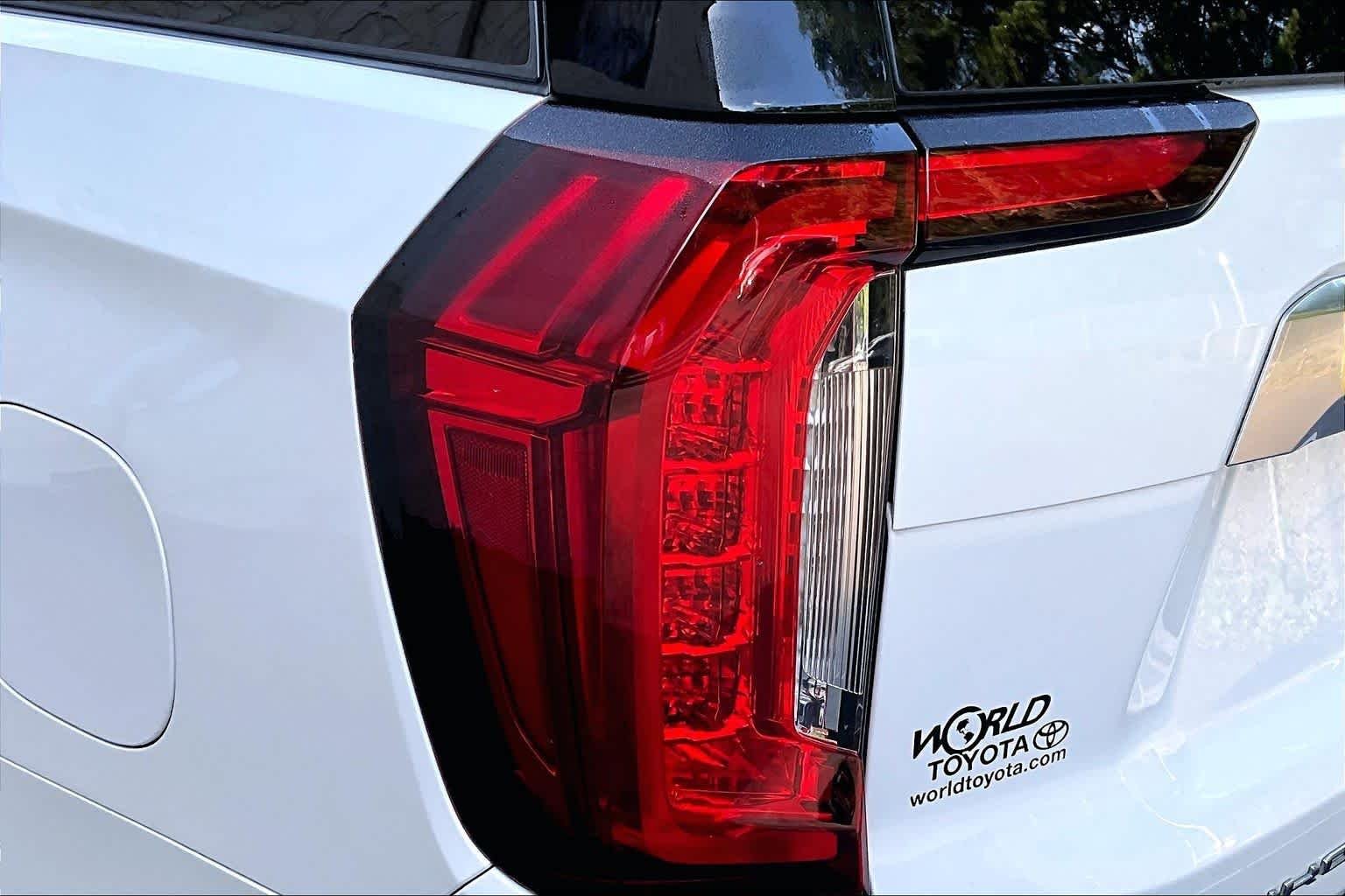 Used 2022 White Frost Tricoat GMC Denali image 29