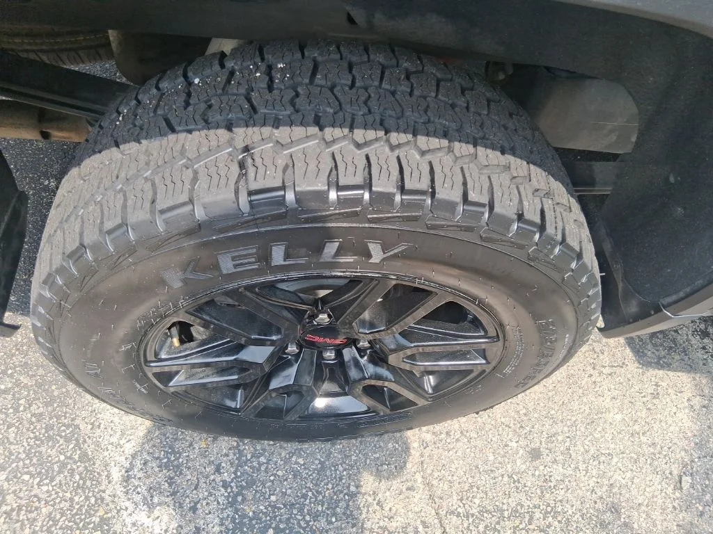 Used 2022 Silver GMC Elevation image 5