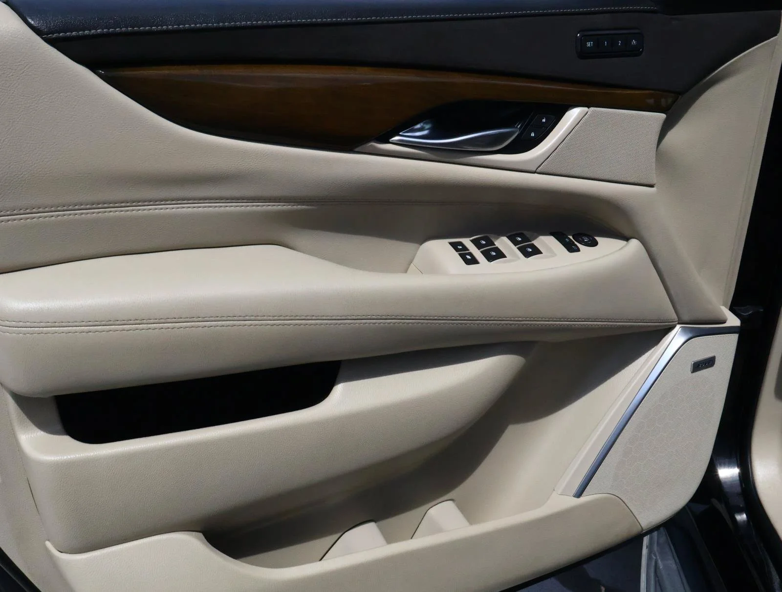 Used 2018 BLACK RAVEN Cadillac Luxury image 20
