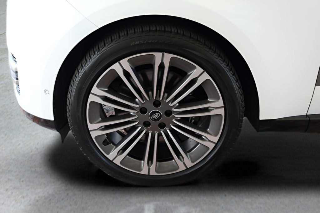 Used 2023 White Land Rover SE image 8