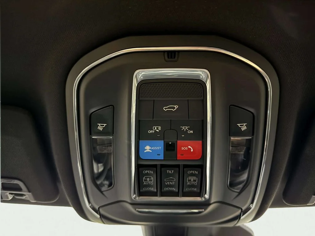 Used 2024 Diamond Black Crystal Pearlcoat Jeep Limited image 22